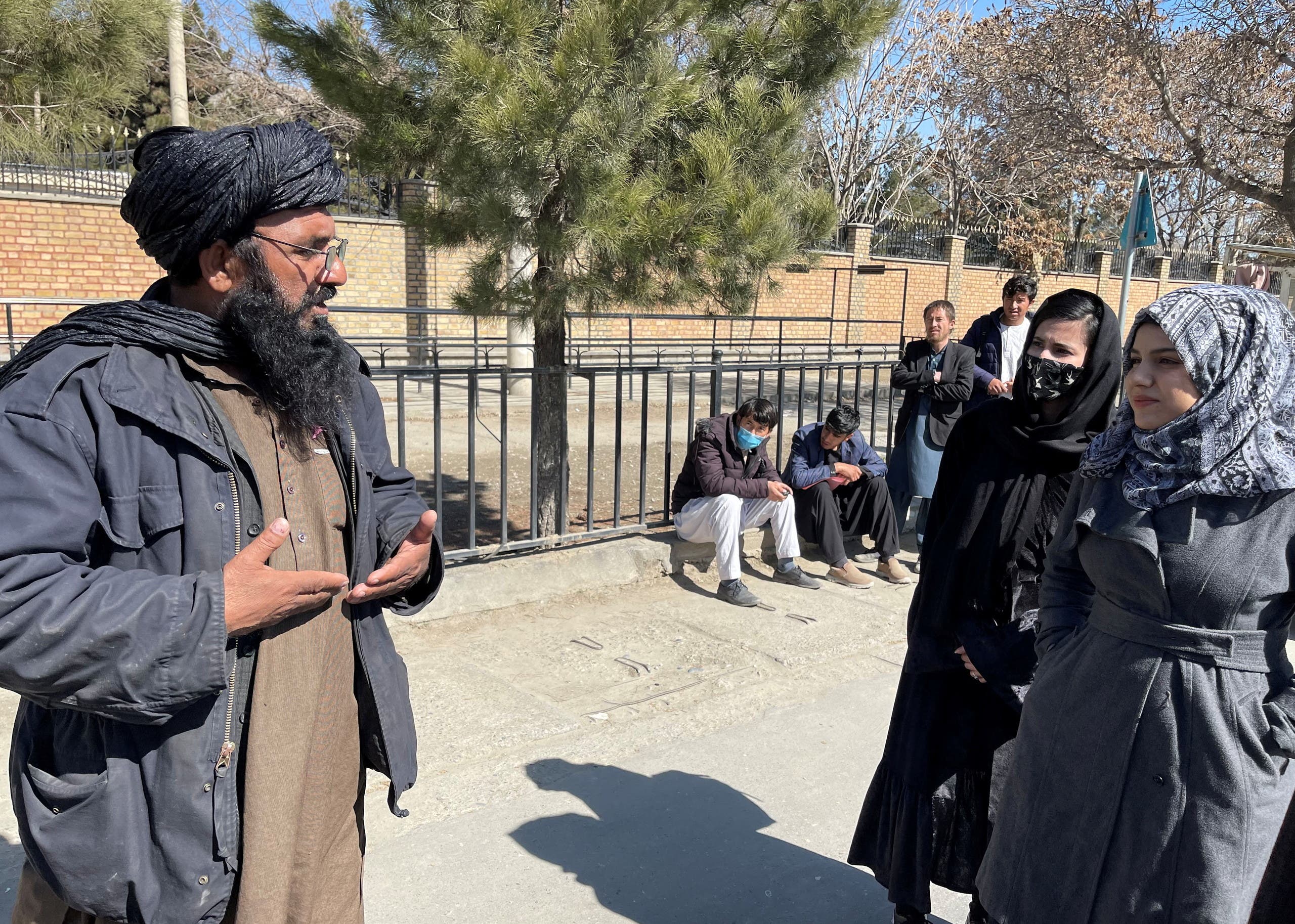 عنصر من طالبان يتحدث لتلميذات