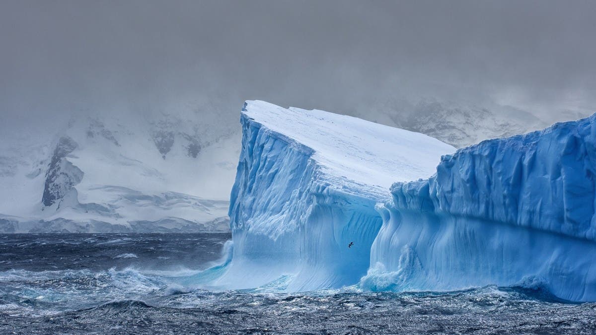 صور جوية تكشف.. انهيار جرف جليدي بحجم روما في أنتاركتيكا
