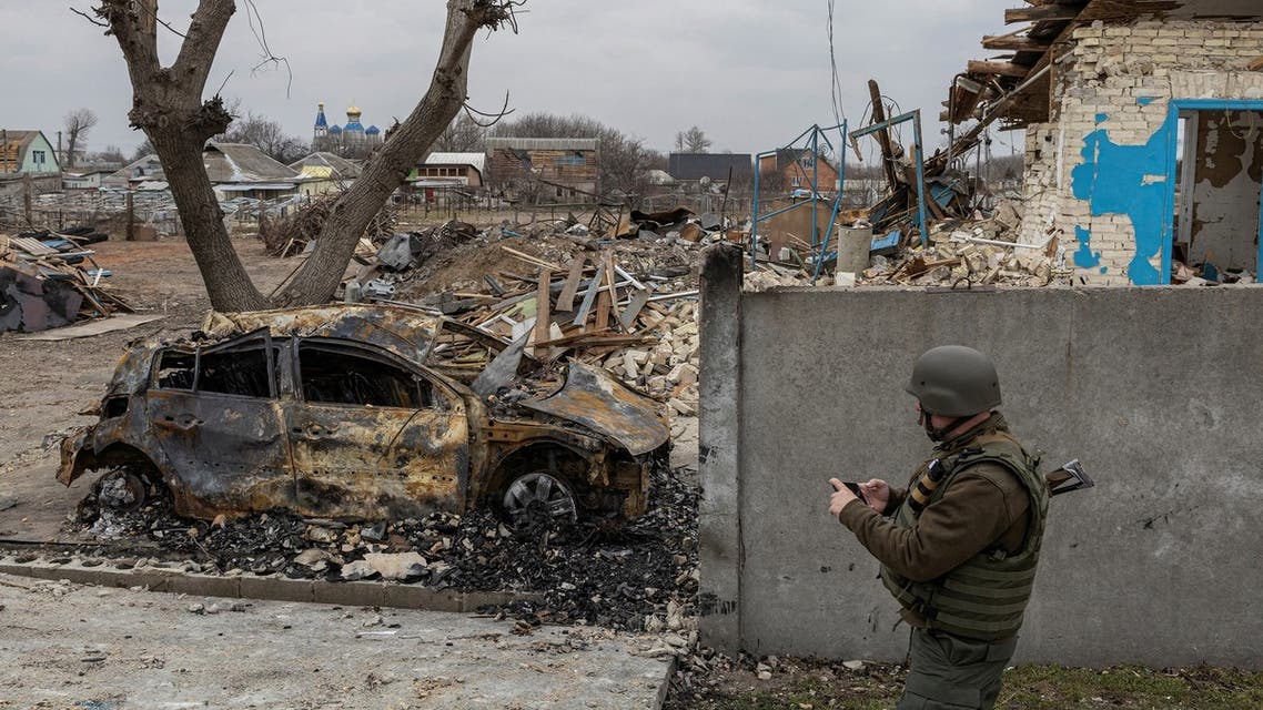 جندي أوكراني في قرية كراسيليفكا خارج كييف (أرشيفية من رويترز)