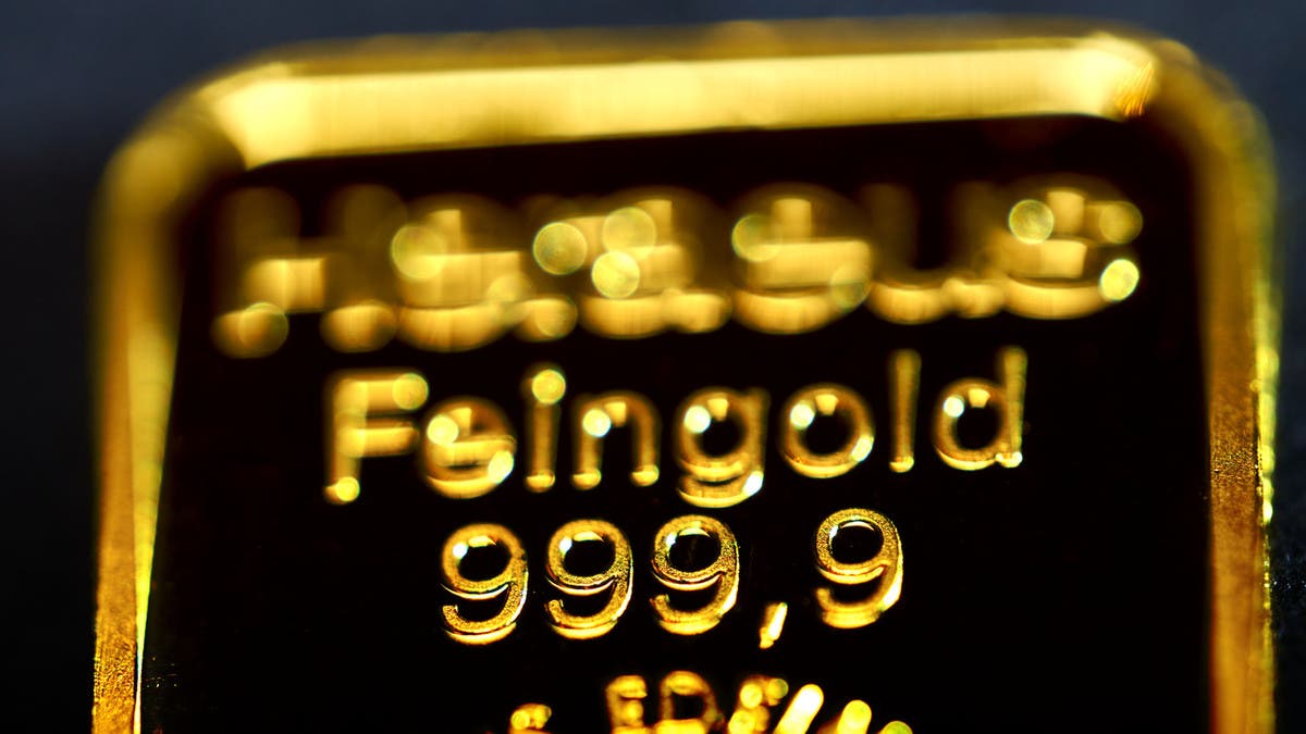 الذهب قرب خسارة شهرية مع ارتفاع الدولار وعائدات السندات