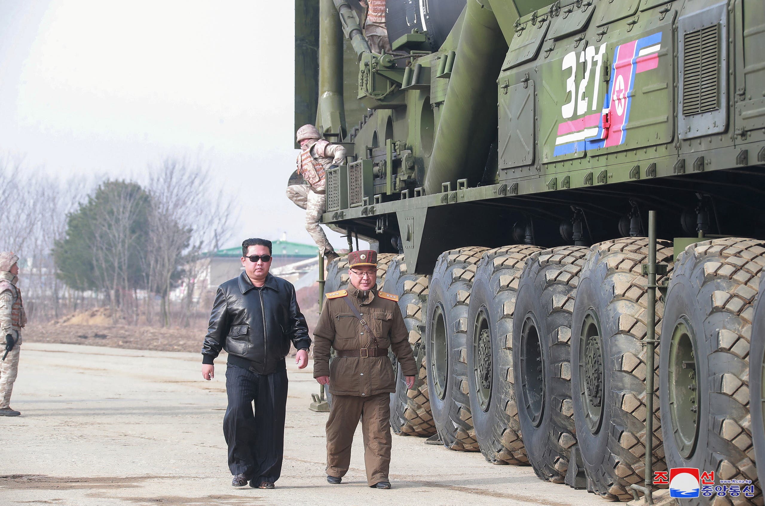  زعيم كوريا الشمالية كيم جونغ اون بجانب الصاروخ الوحشي - رويترز