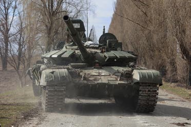 جندي أوكراني داخل دبابة روسية في قرية لوكيانيفكا خارج كييف بأوكرانيا  - رويترز