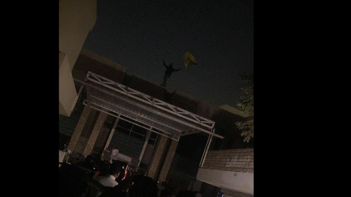 متظاهرون يقتحمون مقر الديمقراطي الكردستاني في بغداد