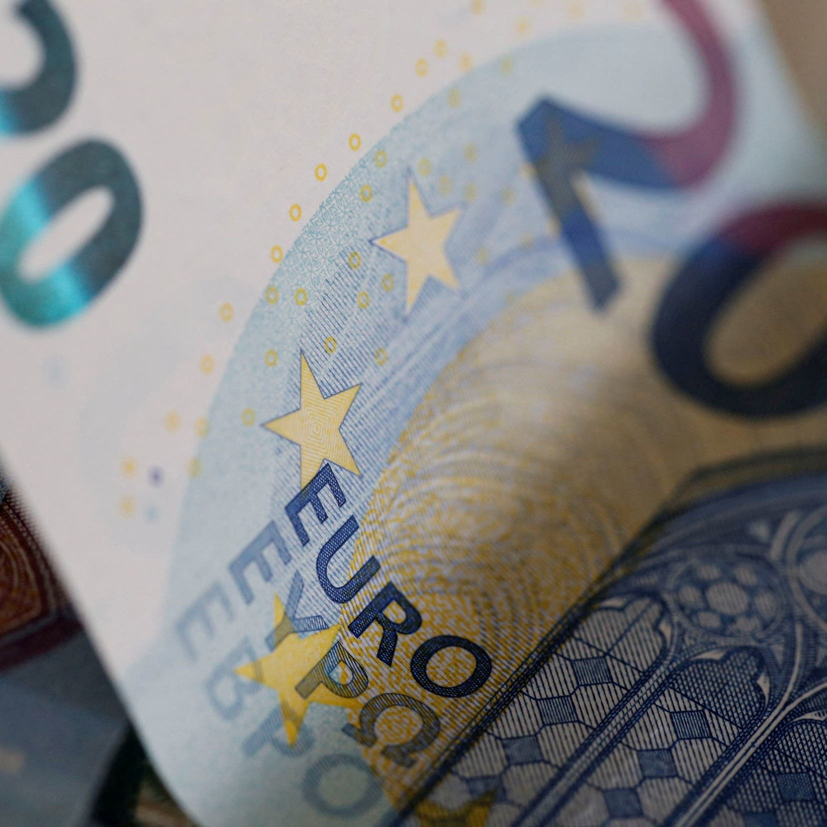 اليورو يواصل خسائره بعد بيانات التضخم في المنطقة الأوروبية 