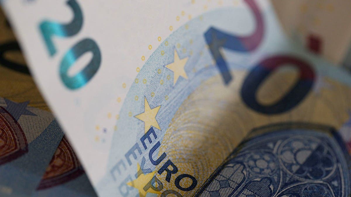 اليورو صوب تحقيق أفضل مكاسب شهرية في عام قبل بيانات التضخم
