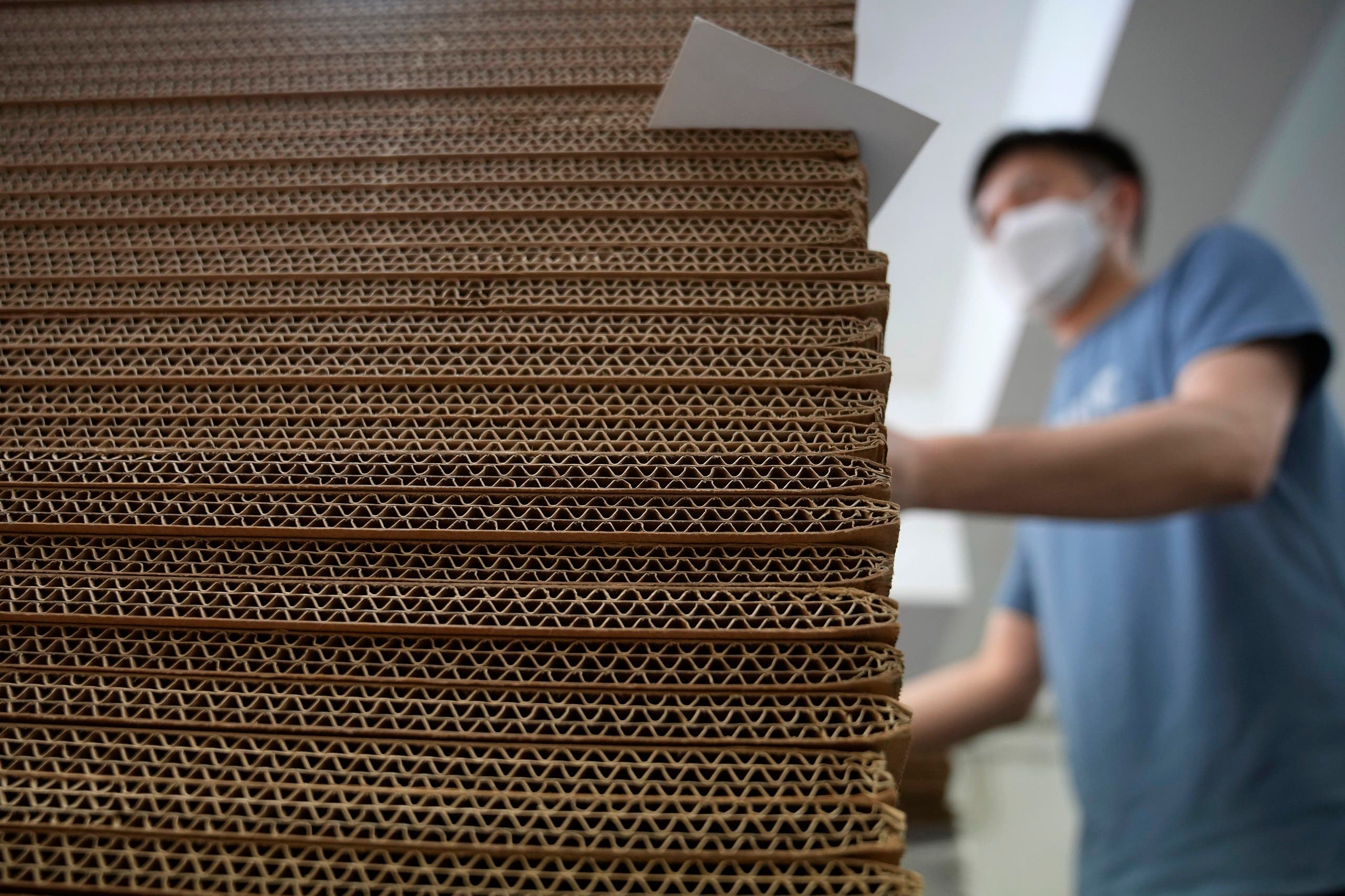 تصنيع نعوش من الورق المقوى في شركة "لايف آرت آسيا"