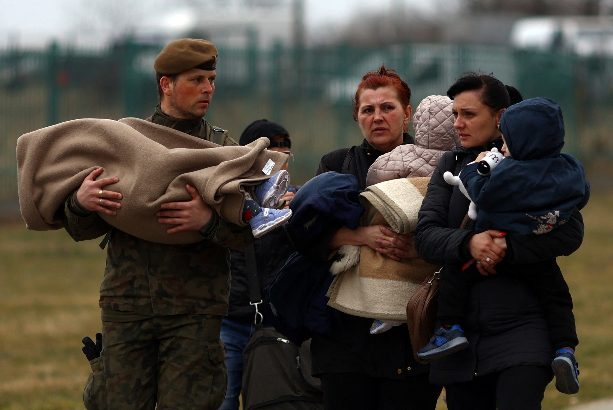 لاجئون أوكرانيون يصلون بولندا