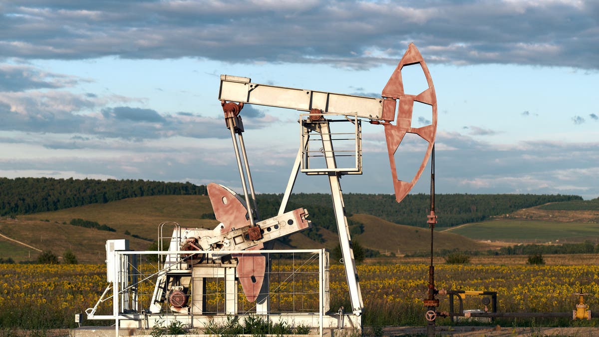 النفط يقطع موجة الخسائر مع تقييم المستثمرين للمحادثات الأوكرانية