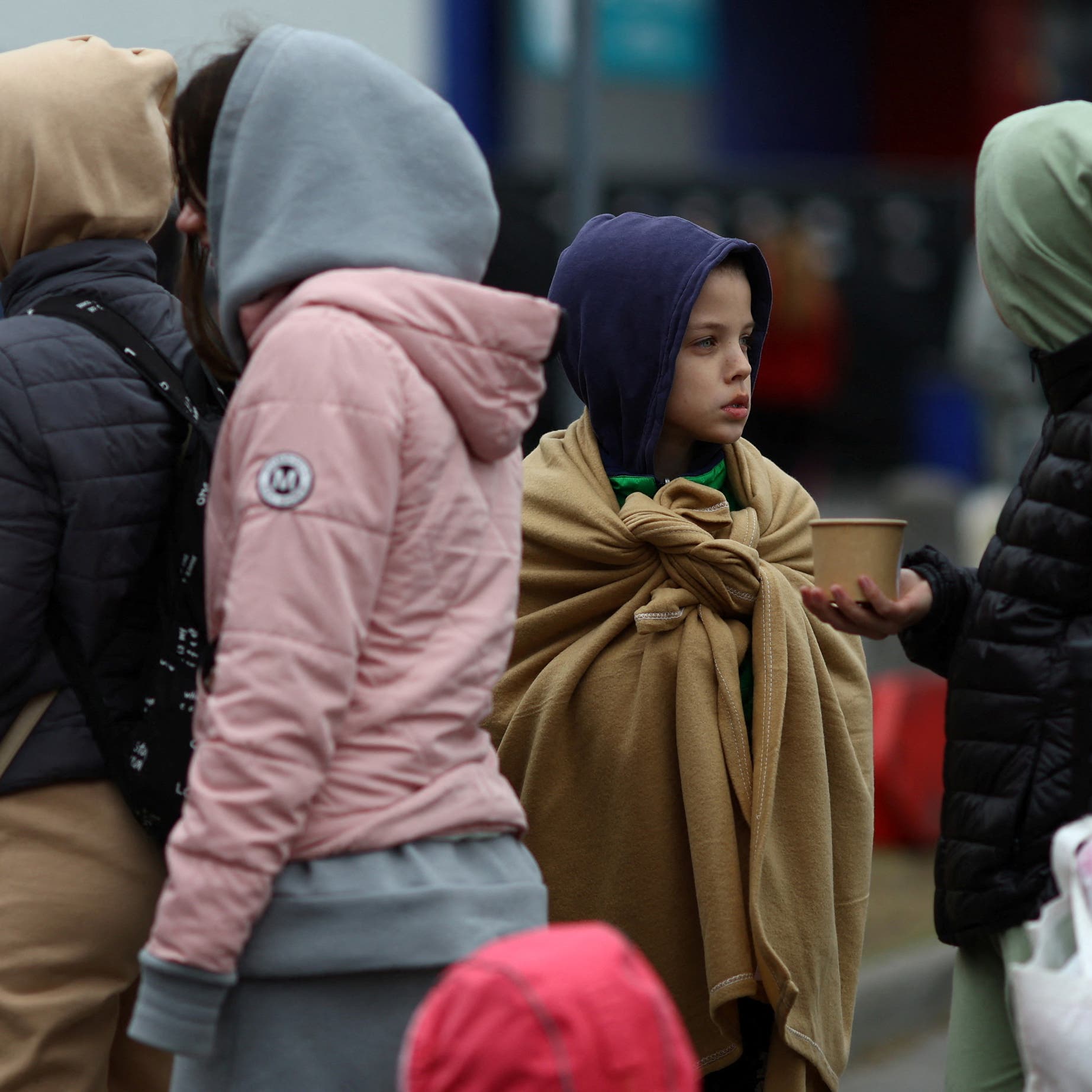 عدد اللاجئين الأوكرانيين يتخطى 4 ملايين.. ونصفهم ببولندا