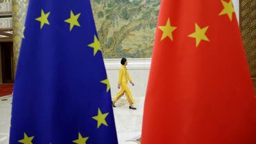 An attendant walks past EU and China flags ahead of the EU-China High-level Economic Dialogue at Diaoyutai State Guesthouse in Beijing, China June 25, 2018. (File photo: Reuters)