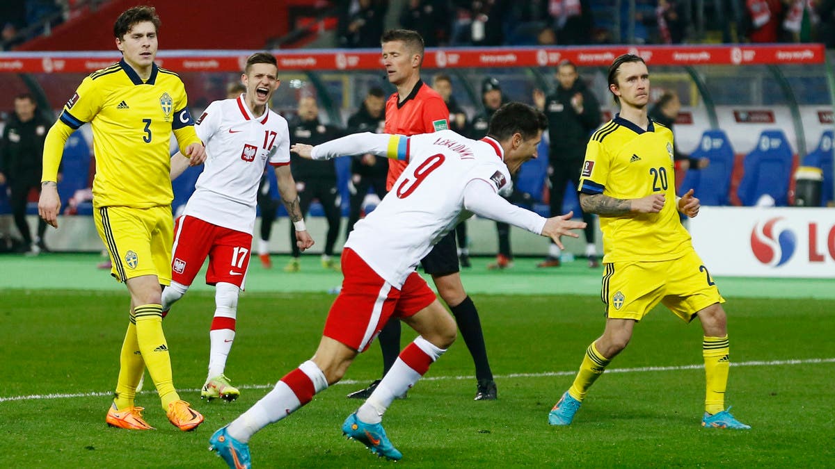 ليفاندوفسكي يقود بولندا إلى كأس العالم