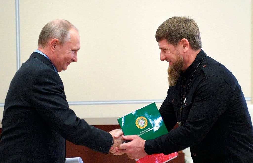 قديروف في لقاء قديم مع بوتين (أ ب)