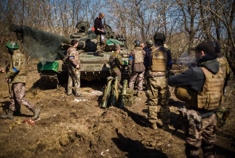 جنود أوكرانيون مع دبابة روسية استولوا عليها (واشنطن بوست)