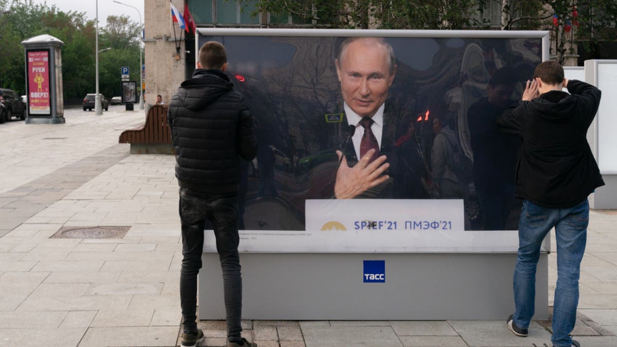 لا لتبجيل بوتين.. بريطانيا تفرض عقوبات على الإعلام الروسي