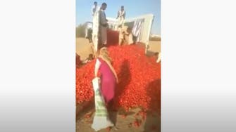 طماطم ترمى أرضاً في السودان.. فيديو يثير جدلاً