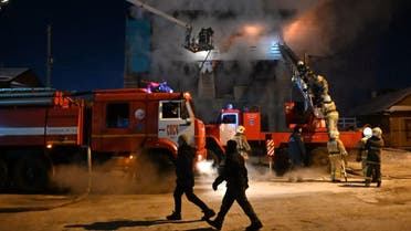 سيارات الإطفاء تعمل على إخماد الحريق في مستودع الوقود (سبوتنيك)