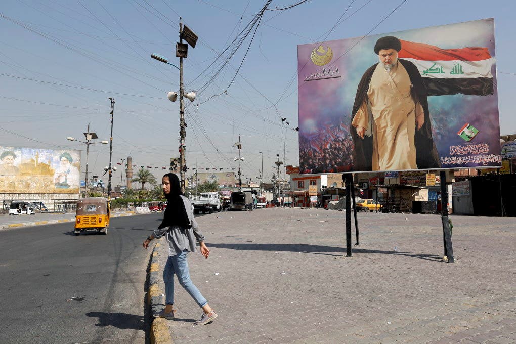 صورة لمقتدى الصدر في أحد الشوارع العراقية (رويترز)