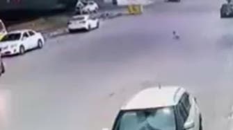 فيديو يثير غضباً بين سعوديين.. رضيع خرج يحبو وسط الشارع