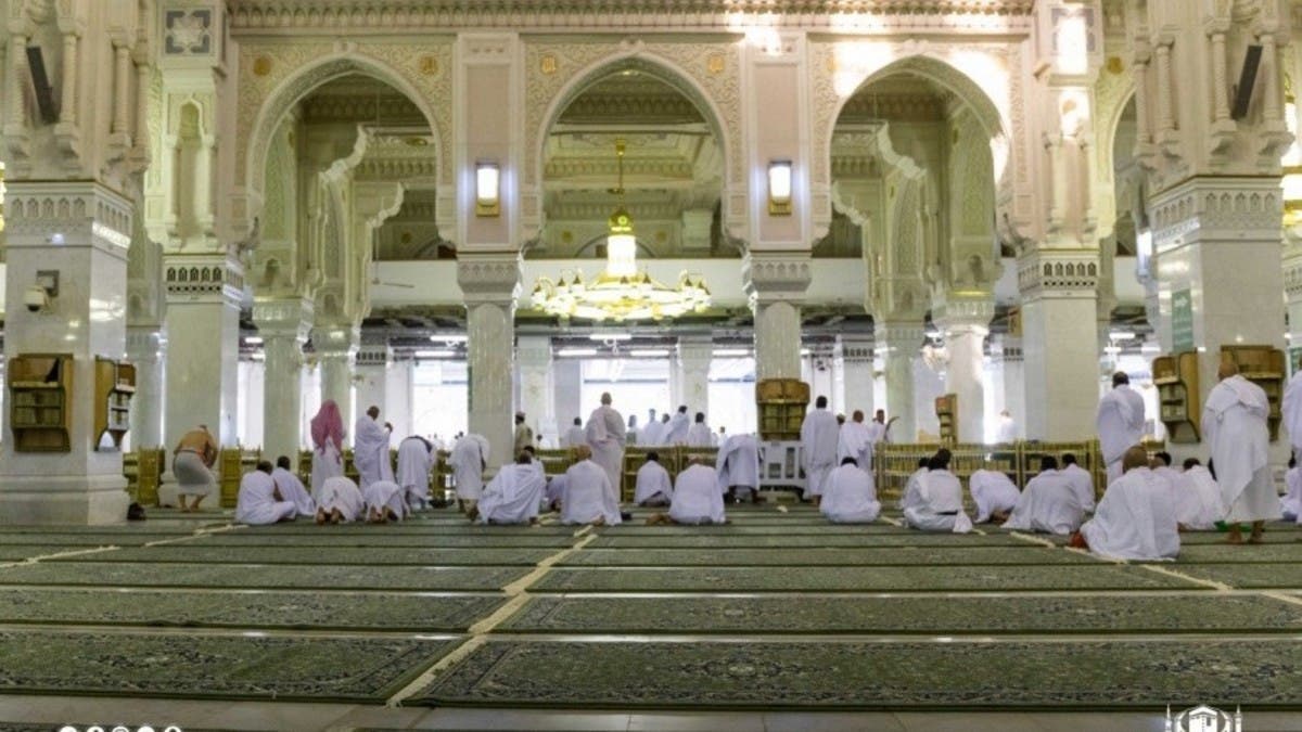 فرش 25 ألف سجادة جديدة في المسجد الحرام