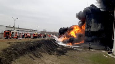 صور حريق في مستودع لتخزين الوقود في مدينة بيلغورود الروسية - رويترز