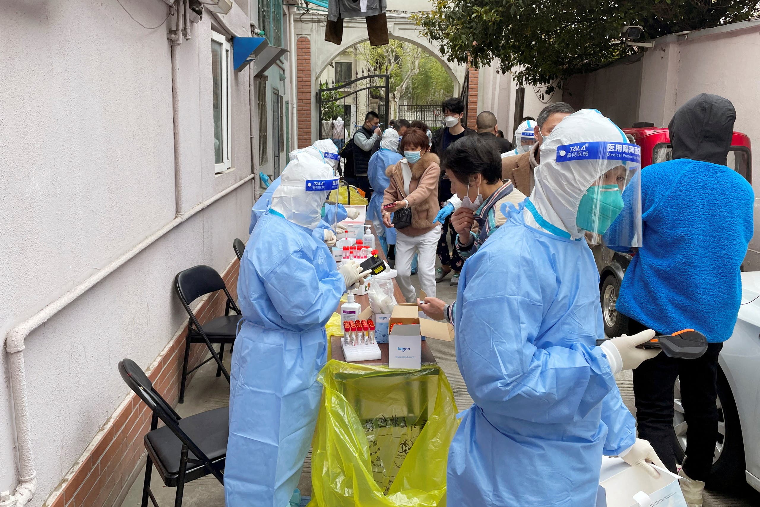 Medical workers in protective suits administer nucleic acid testing for residents in a residential compound, as the second stage of a two-stage lockdown to curb the spread of the coronavirus disease (COVID-19) begins in Shanghai, China April 1, 2022. (File photo: Reuters)