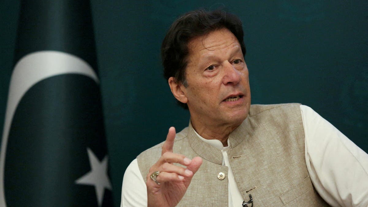 رئيس وزراء باكستان يحض أنصاره للاحتجاج عشية جلسة البرلمان