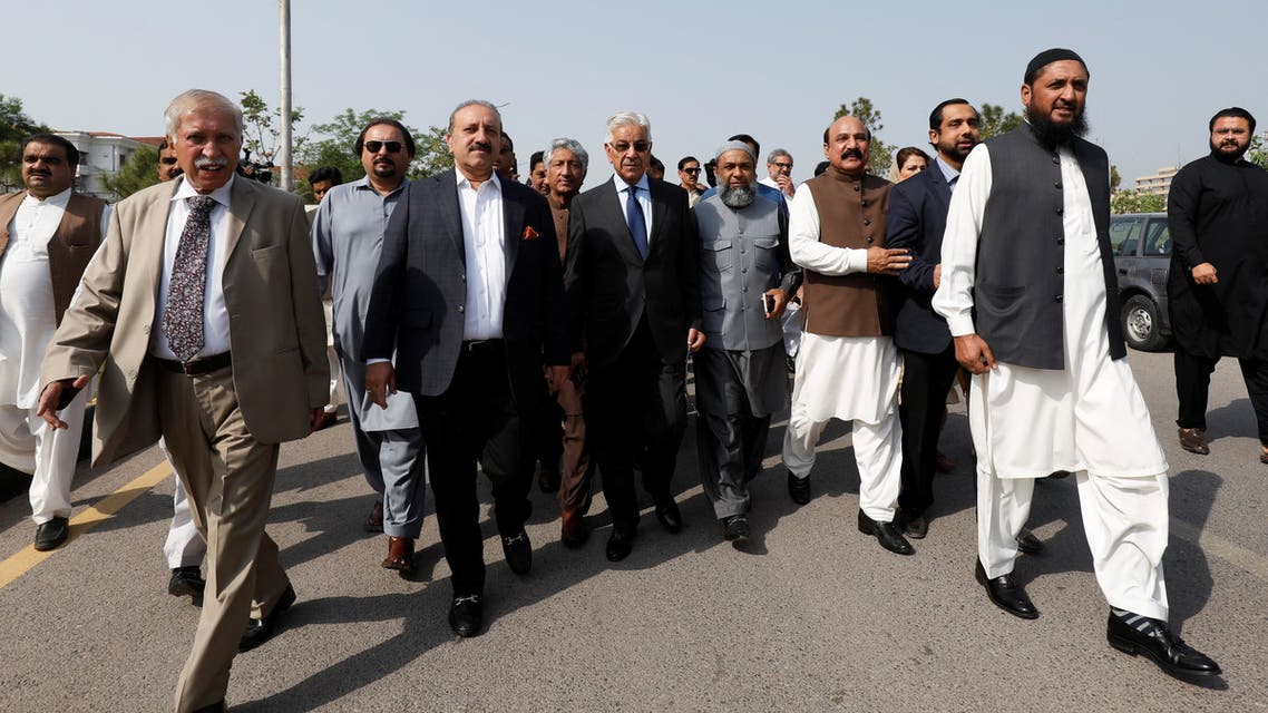 Pakistani lawmakers of the united opposition walk towards the parliament house building to cast their vote on a motion of no-confidence to oust Prime Minister Imran Khan, in Islamabad, Pakistan April 3, 2022. REUTERS/Akhtar Soomro