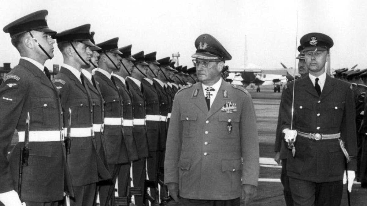جنرال ألماني حاول قتل هتلر وأعاد بناء جيش ألمانيا بعد الحرب