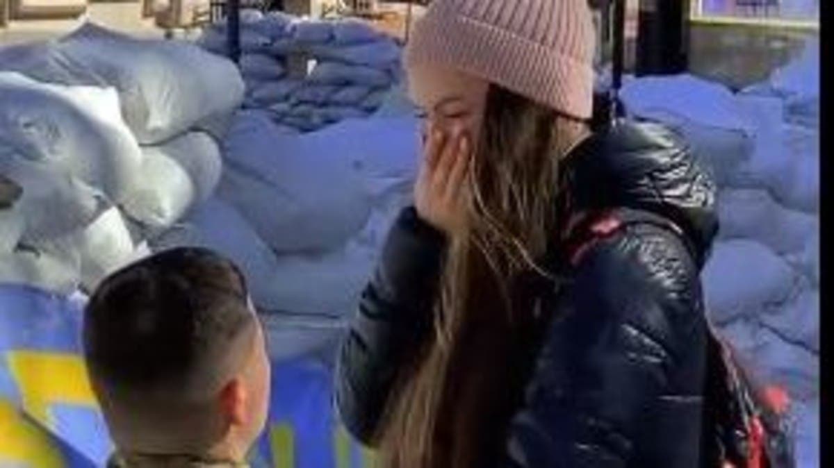 بالصور.. جندي أوكراني يفاجئ حبيبته بطلب يدها عند حاجز عسكري