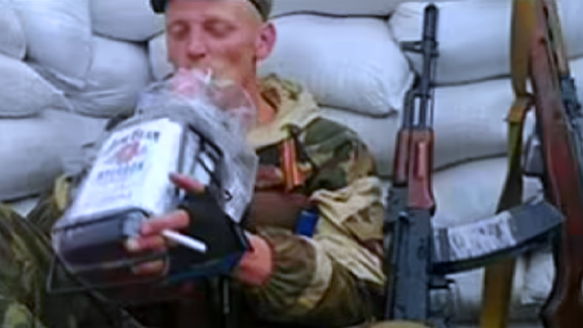 أوكران مدنيون سمموا مئات الجنود الروس بكعك ومشروب كحولي 