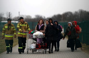 لاجئون أوكرانيون يعبرون إلى بولندا في مارس الماضي