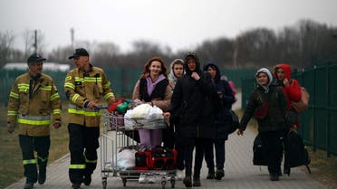  Ukrainian refugees cross the Ukraine-Poland border, amid the Russian invasion of Ukraine, in Medyka, Poland, March 26, 2022. (File Photo: Reuters)