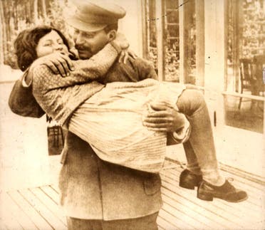 صورة تجمع بين ستالين وابنته سفيتلينا