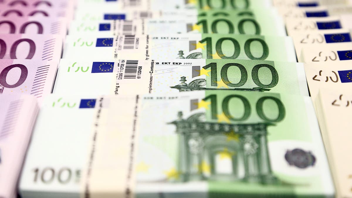 اليورو يتراجع متأثرا باحتمال فرض عقوبات جديدة على روسيا