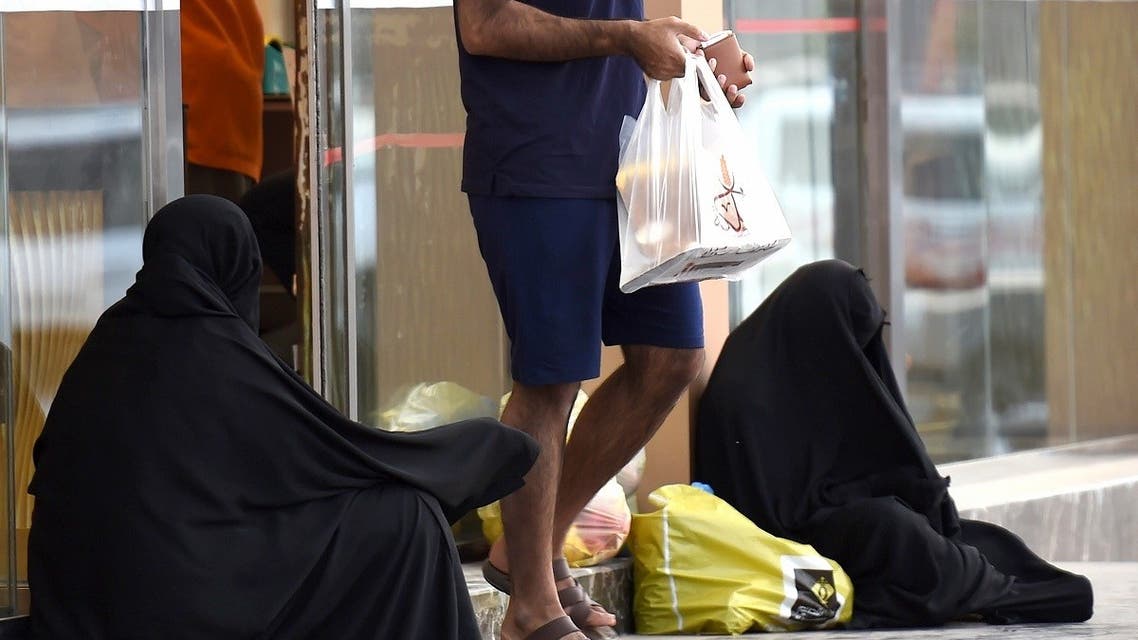 Women sit and beg outside a supermarket on a main street in the Saudi capital Riyadh, on June 20, 2016. (File photo: AFP)