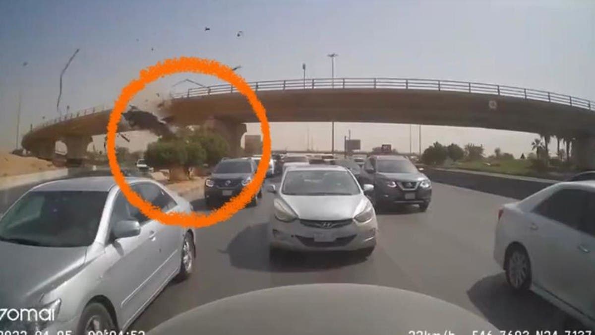 مشهد مروع.. سيارة تطير من فوق جسر في الرياض