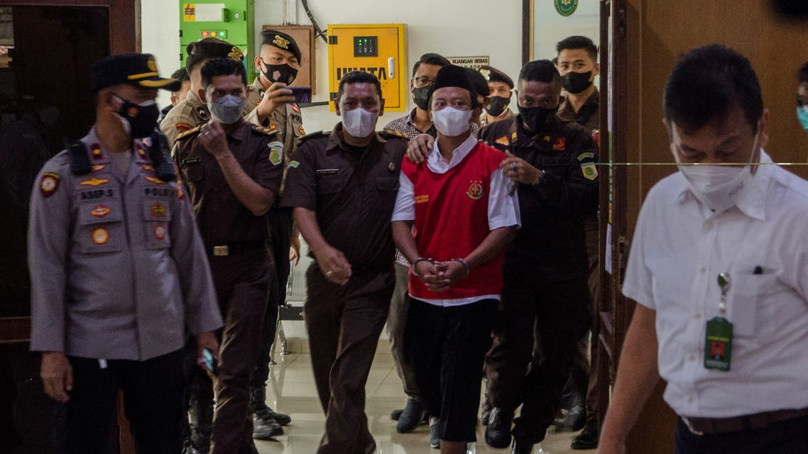 Herry Wirawan (36), a former teacher and founder of an Islamic boarding school, who is accused of raping 13 school girls between 2016 and 2021, is escorted by officers to the court room prior to his verdict trial, at the district court in Bandung, West Java province, Indonesia February 15, 2022 in this photo taken by Antara Foto. Antara Foto/Novrian Arbi/via REUTERS ATTENTION EDITORS - THIS IMAGE HAS BEEN SUPPLIED BY A THIRD PARTY. MANDATORY CREDIT. INDONESIA OUT. NO COMMERCIAL OR EDITORIAL SALES IN INDONESIA.