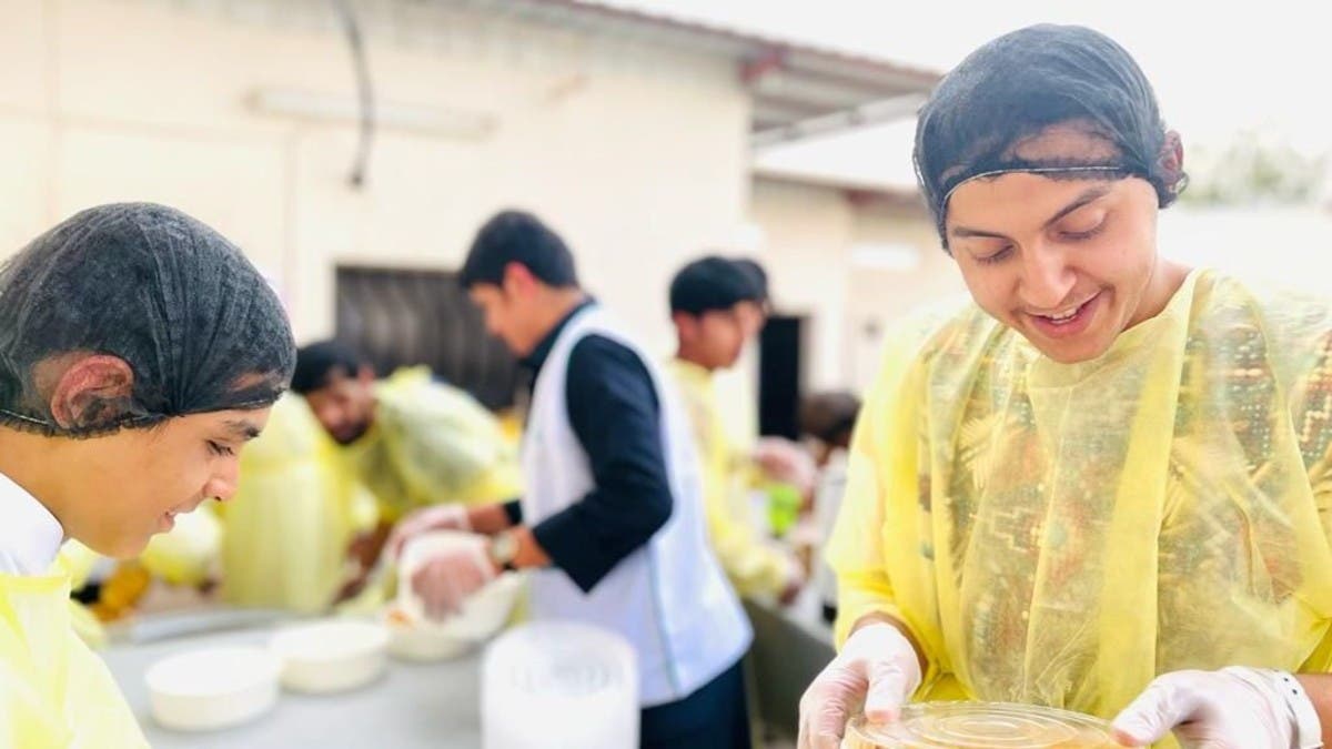 عمل تطوعي.. سعوديون يقدمون الإفطار لهذه الأسر بالجوف
