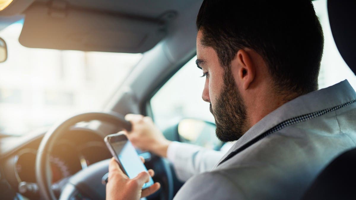 انتبه.. أن تكون “أسير” هاتفك يجعلك سائقاً خطيراً!