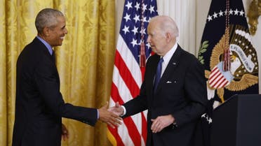 الرئيس الأميركي الحالي جو بايدن والأسبق باراك أوباما في البيت الأبيض(فرانس برس)