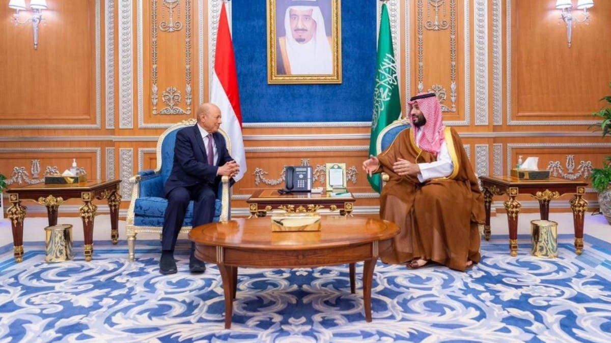 ولي العهد السعودي يستقبل رئيس مجلس القيادة الرئاسي اليمني وأعضاء المجلس