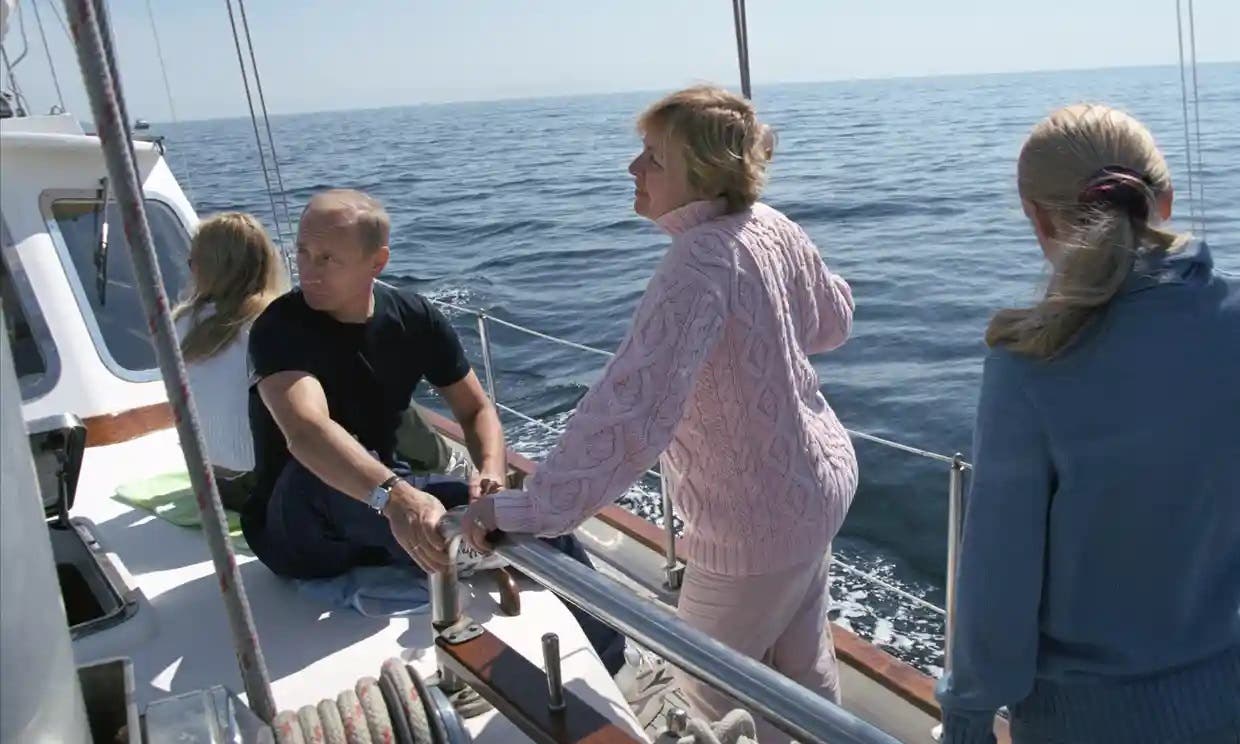بوتين وعائلته خلال عطلة في 2002