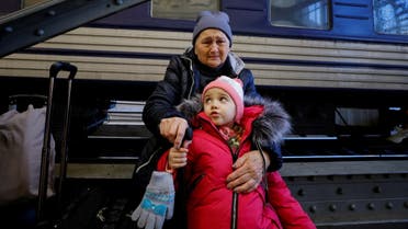 Tatyana, 76, from Kramatorsk, who is fleeing Russia's invasion of Ukraine, reacts as she holds her grand-daughter Tatiana, 4, while waiting for their relatives to arrive before going to Germany at the train station in Lviv, Ukraine March 22, 2022. (File photo: Reuters)