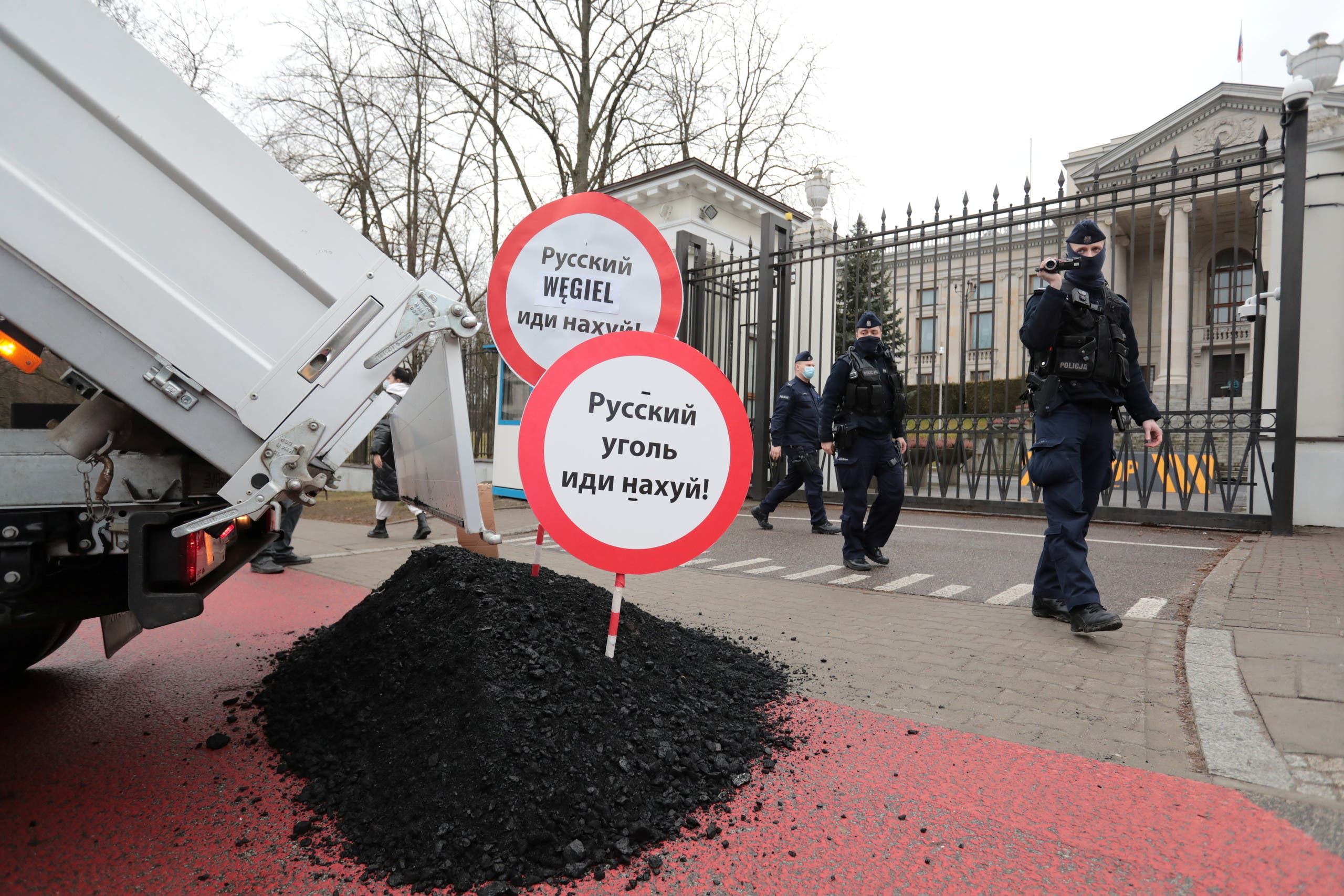 احتجاج ضد الحرب في أوكرانيا أمام السفارة الروسية في وارسو