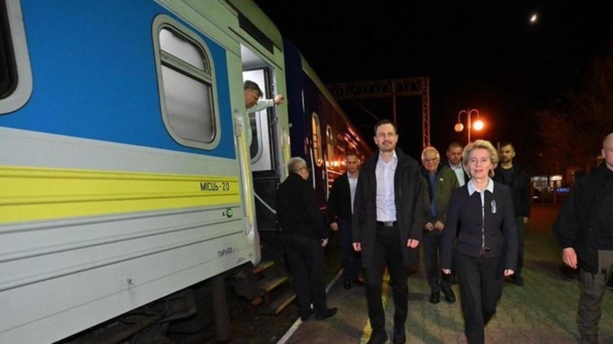 رئيسة المفوضية الأوروبية وبوريل بطريقهما إلى كييف للقاء زيلينسكي