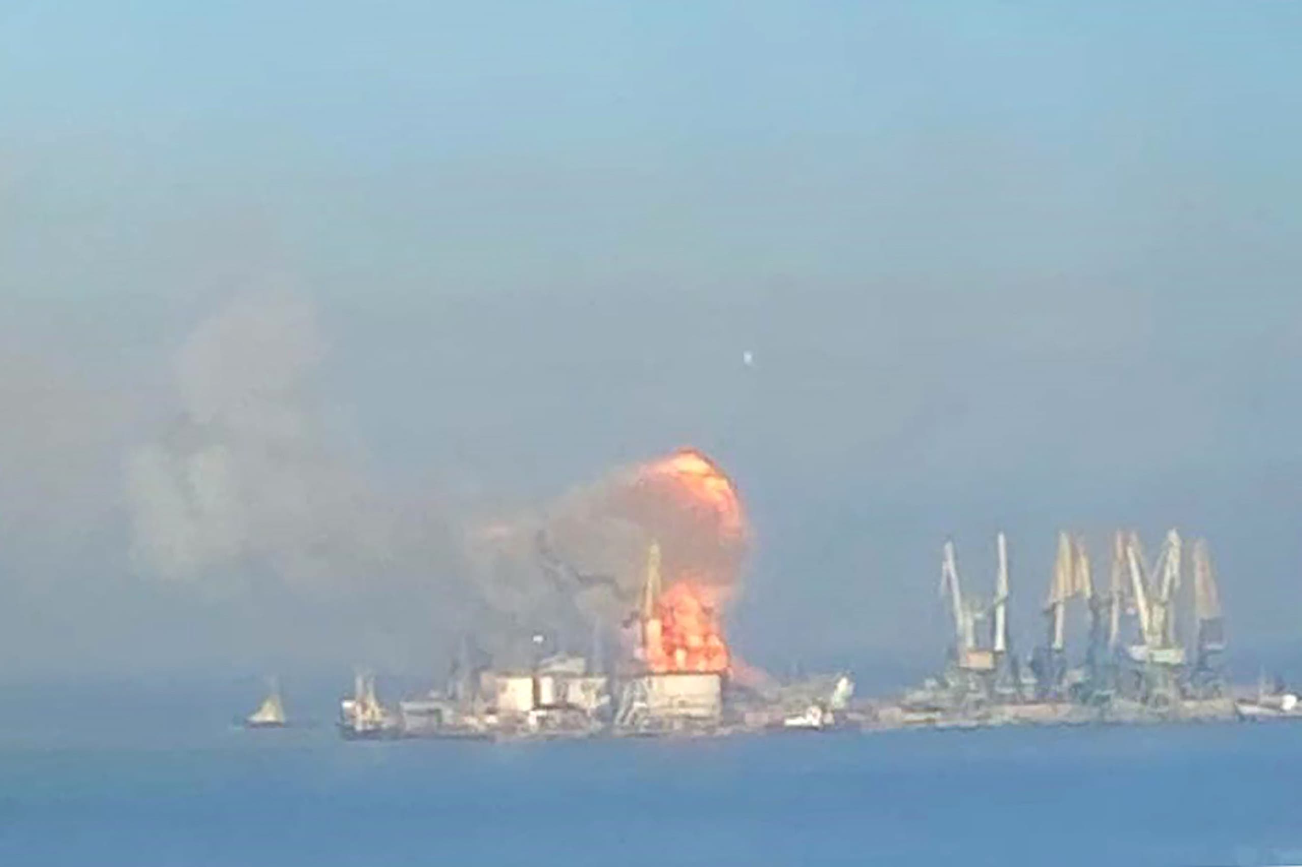 قصف أوكراني يدمر سفينة حربية روسية في بحر آزوف في مارس الماضي