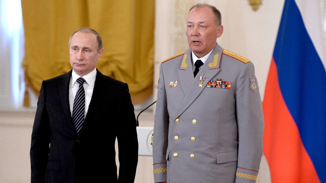 Russian President Vladimir Putin poses for a picture with first deputy commander of the Central Military district, colonel-general Alexander Dvornikov after he was awarded the title of Hero of the Russian Federation in Moscow, Russia March 17, 2016. (File photo: Reuters)