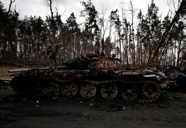 دبابة روسية مدمرة في محيط العاصمة كييف - رويترز