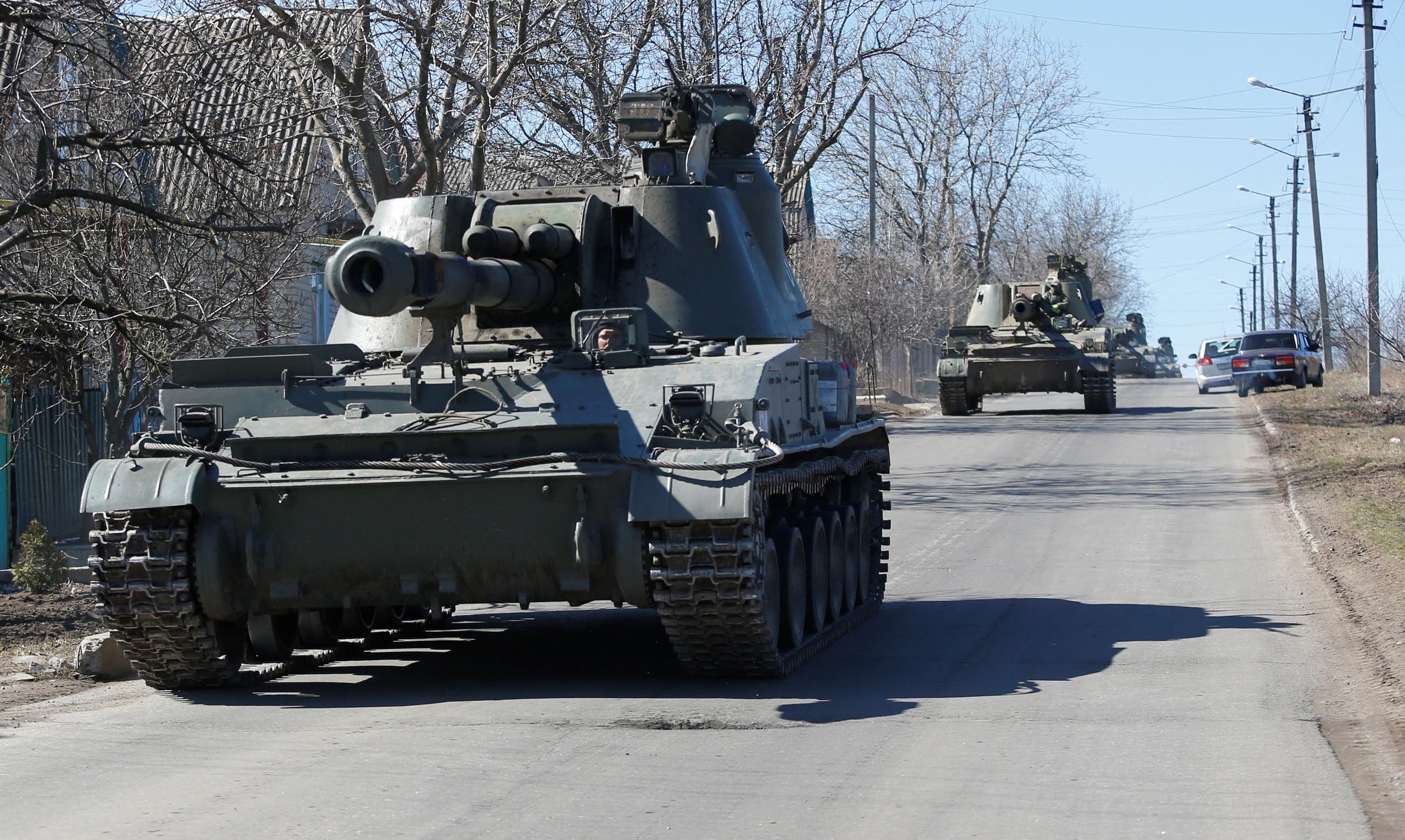 قوات موالية لروسيا فوق عربات مدرعة بمنطقة دونيتسك شرق أوكرانيا - رويترز