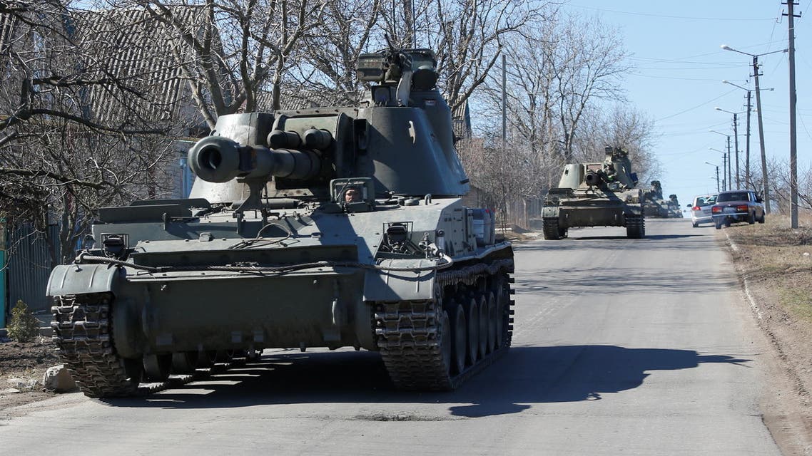 قوات موالية لروسيا فوق عربات مدرعة بمنطقة دونيتسك شرق أوكرانيا - رويترز